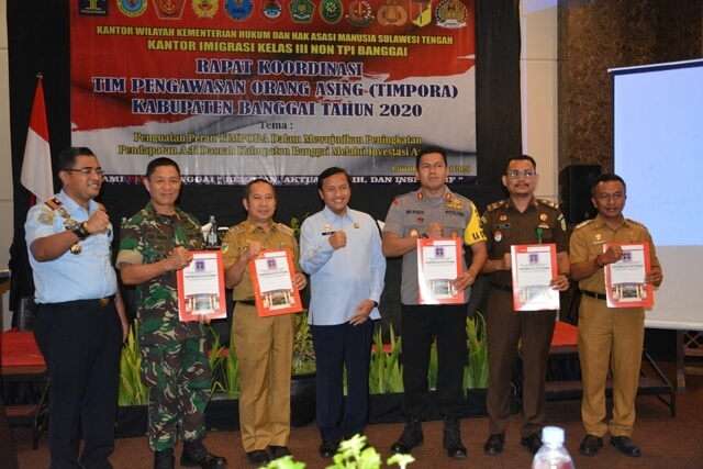 Foto Wakil Bupati Banggai H. Mustar Labolo saat menghadiri kegiatan Rapat Koordinasi Tim Pengawasan Orang Asing (Timpora) Kabupaten Banggai Tahun 2020, Selasa (10/3/2020)