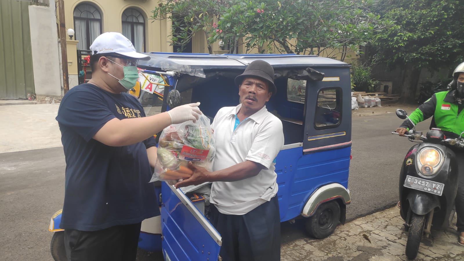 Foto Lazis Catur Bakti KBPII Bagikan Paket Pangan Melawan Corona