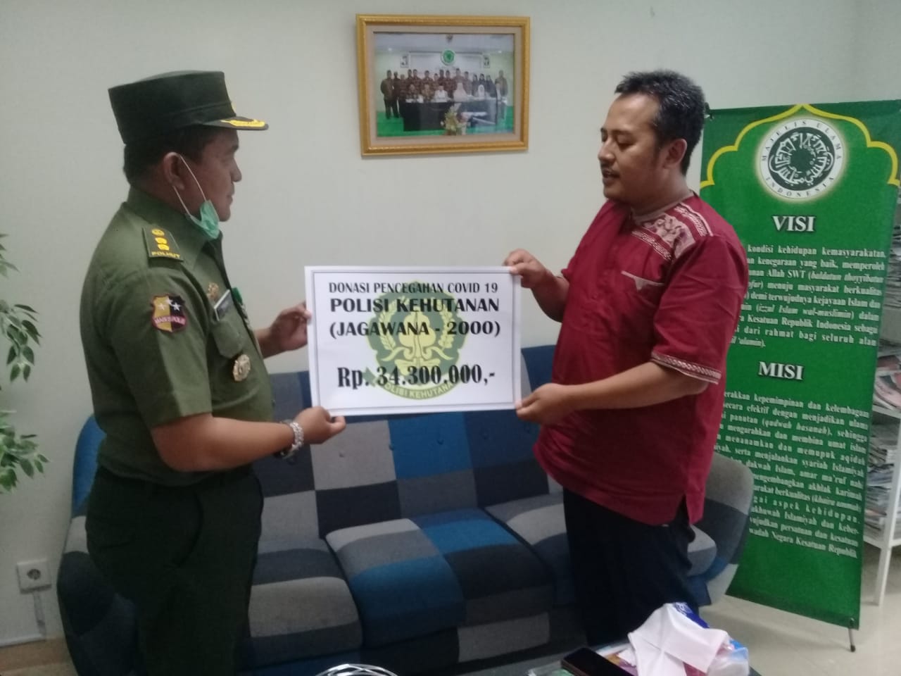 Foto Polisi Hutan (Jagawana) menyerahkan dana sumbangan sebesar 34.300.000 rupiah kepada Satuan Tugas (Satgas) Covid-19 yang dibentuk MUI.