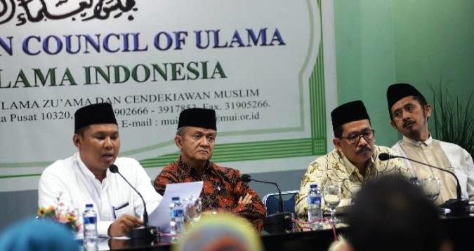 Foto Wasekjen MUI Bidang Fatwa KH. Sholahuddin Al-Aiyub (kiri), Tidak Ada Alasan Kuat Penolakan Penguburan Korban Covid-19.