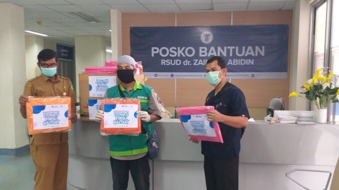 DPW Wahdah Islamiyah Aceh serahkan bantuan APD di Rumah Sakit Umum Daerah Zainoel Abidin (RSUDZA) Banda Aceh, Senin (27/4/2020). Foto : WIZ