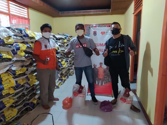 Foto Rumah Zakat peduli membagikan bantuan sembako dan alat pelindung diri berupa masker untuk para jurnalis