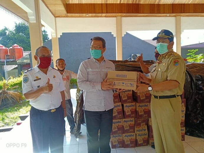 Foto Bupati Banggai H. Herwin Yatim saat menerima bantuan 200 dos makanan siap saji dari PT. Donggi Senoro LNG, Selasa (21/4/2020) Foto : Humas Pemkab Banggai