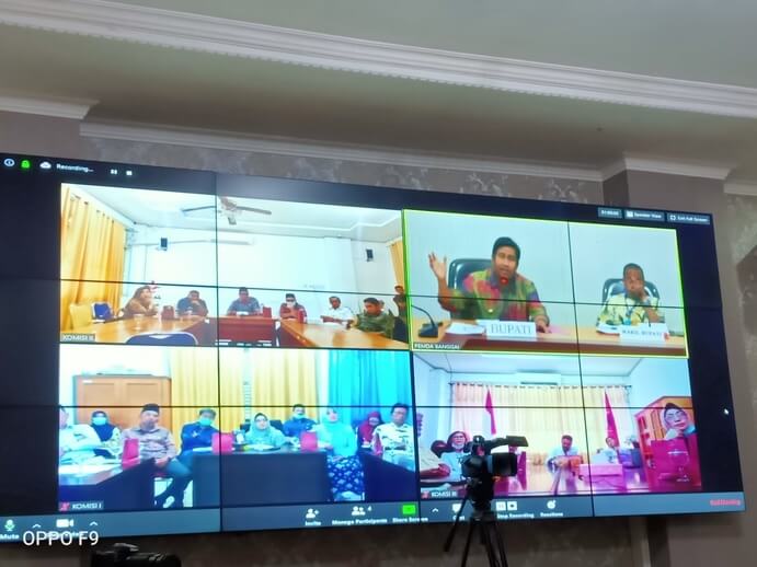 Foto Bupati Banggai H. Herwin yatim saat mengikuti rapat Terkait Anggaran Penanganan dan Pencegahan Covid-19 melalui Video Conference Bersama  DPRD Banggai, Kamis (2/4/2020). Foto : Humas Pemkab Banggai