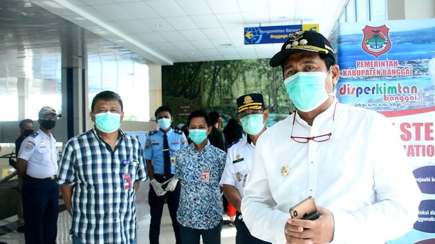 Foto Bupati Banggai H. Herwin Yatim saat meninjau langsung pelaksanaan Rapit Test di Bandara Syukuran Aminuddin Amir Luwuk, Sabtu (11/4/2020). Foto : Humas Pemkab Banggai