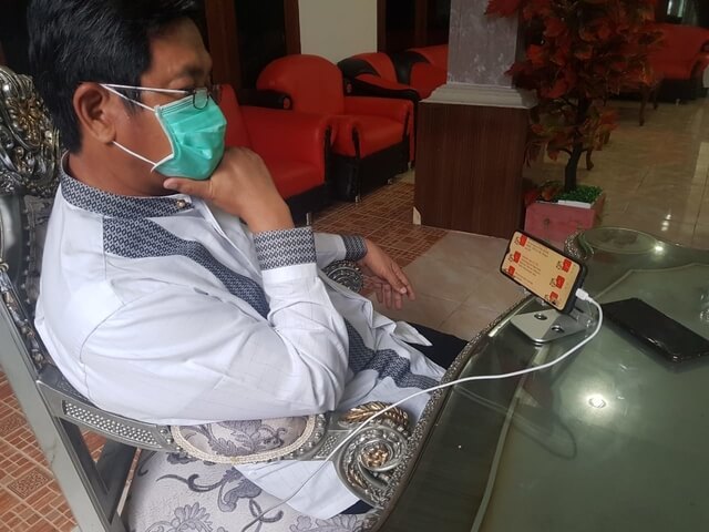 Foto Bupati Banggai H. Herwin Yatim saat mengikuti paparan Menteri Dalam Negeri, Menkeu dan beberapa Menteri lainnya melalui Zoom Aplikasi, Jumat (17/4/2020).