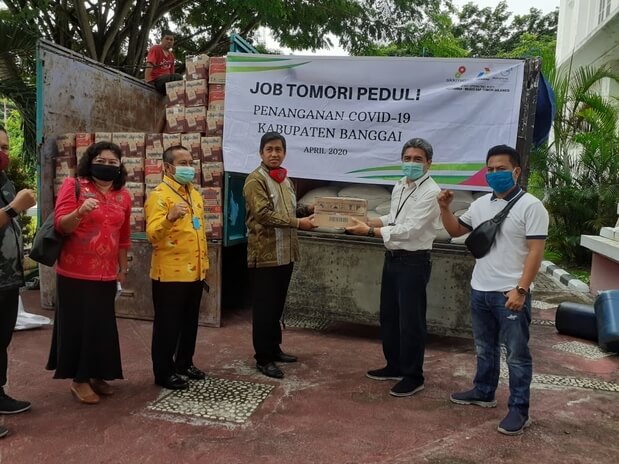 Foto Bupati Banggai H. Herwin Yatim saat menerima langsung bantuan berupa beras dan mie instant dari JOB Tomori Peduli dan Pertamina-EP, Kamis (16/4/2020). Foto : Diskominfo Banggai