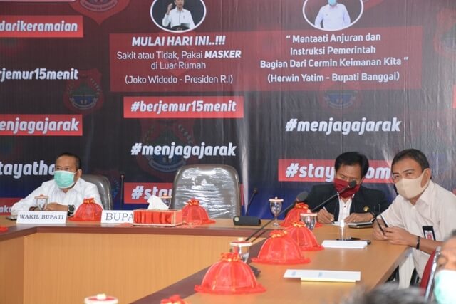 Foto Wakil Bupati Banggai H. Mustar Labolo saat melakukan Video Conference bersama Menteri Dalam Negeri Tito Karnavian, Jumat (17/4/2020). Foto : Humas Pemkab Banggai