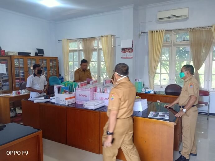 Foto Wakil Bupati Banggai H. Mustar Labolo saat melakukan sidak seluruh Ruangan Kepala Bagian di Sekretariat Daerah Kabupaten Banggai, Senin (20/4/2020). 