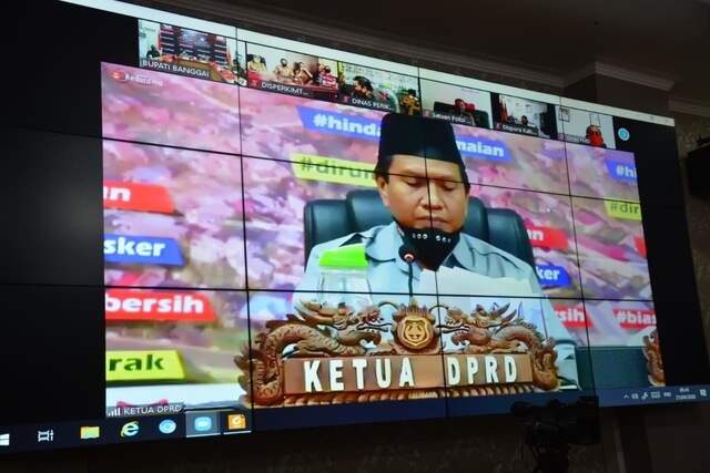 Foto Ketua DPRD Banggai bapak Suprapto saat memimpin Sidang Paripurna DPRD Kabupaten Banggai, Selasa (21/4/2020). Foto : Humas Pemkab Banggai