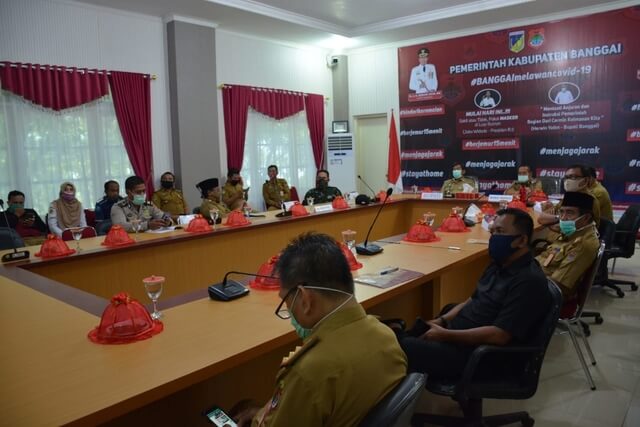 Foto Bupati Banggai H. Herwin Yatim membacakan Nota Pengantar Laporan Keterangan Pertanggung Jawaban Bupati Banggai Tahun anggaran 2019