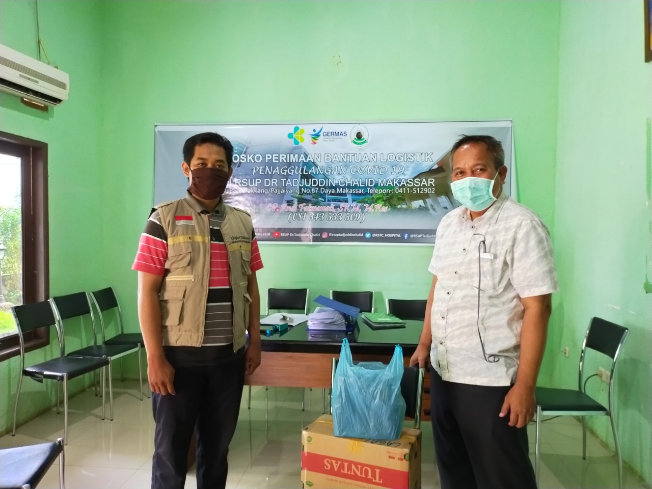 Foto PP Lidmi menyalurkan Bantuan paket Alat Pelindung Diri (APD) kepada tenaga Kesehatan di Rumah Sakit Dr. Tadjuddin Chalid, Jl. Paccerakkang No.67, Kota Makassar, Sulawesi Selatan, Rabu (29/04/2020).