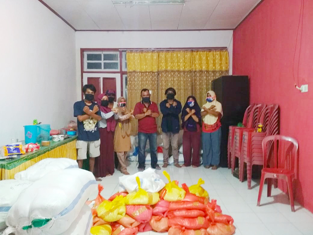 Foto Bantuan beras yang di salurkan Pemda Kecamatan Bualemo. Foto: Ketua Umum FKMKB 