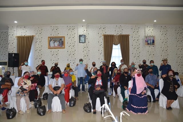 Foto Bupati Banggai H. Herwin Yatim saat menghadiri kegiatan penyerahan insentif dan bantuan sembako kepada 37 penerima Lansia, Sabtu, (23/5/2020). Foto : Humas Pemkab Banggai