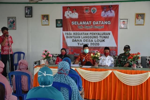 Foto Bupati Banggai H. Herwin Yatim saat Menghadiri kegiatan penyaluran Bantuan Langsung Tunai kepada 29 orang Penerima BLT dari Desa Louk Tahun 2020, Kamis (30/4/2020).