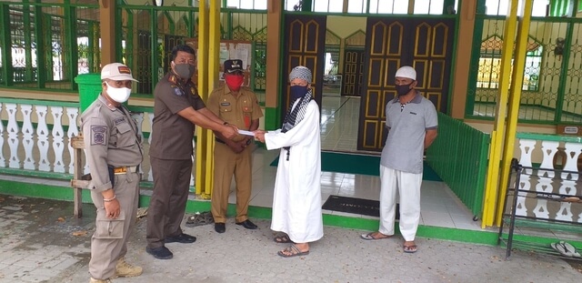 Foto Dinas Komunikasi dan Informatika Kabupaten Banggai saat mensosialisasikan surat keputusan tentang Panduan Ibadah Ramadhan dan Idul Fitri 1 Syawal 1441 H dan ibadah-ibadah bagi Penganut agama lainnya, Senin (4/5/2020). Foto : Diskominfo Banggai