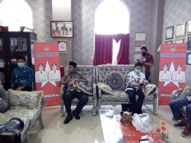 Foto Bupati Banggai H. Herwin Yatim saat konferensi pers, mengumumkan secara resmi hasil swab tiga warga Kabupaten Banggai berdasarkan uji labolatorium Lapkes-Palu, dinyatakan positif Covid-19, Kamis siang (14/5/2020). Foto : Latoki/LT