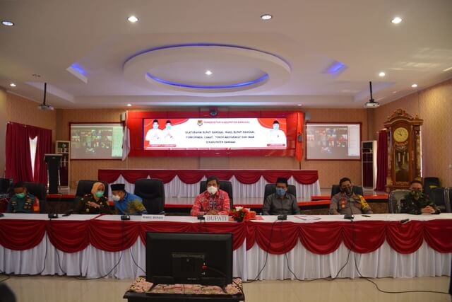 Foto Bupati Banggai H. Herwin Yatim saat menggelar rapat silaturahim secara Daring bersama unsur Forkopimda Banggai dan Imam se-Kabupaten Banggai new normal, Kamis (28/5/2020).