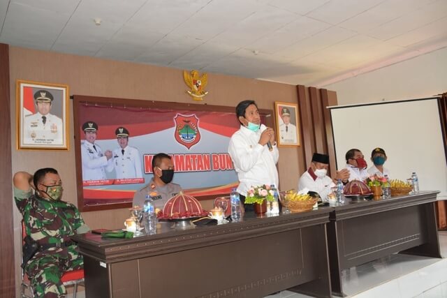 Foto Bupati Banggai H. Herwin Yatim saat melakukan silaturahmi bersama dengan tokoh agama di 3 kecamatan, yaitu Kecamatan Bunta, Nuhon dan Simpang raya, Rabu (27/5/2020).