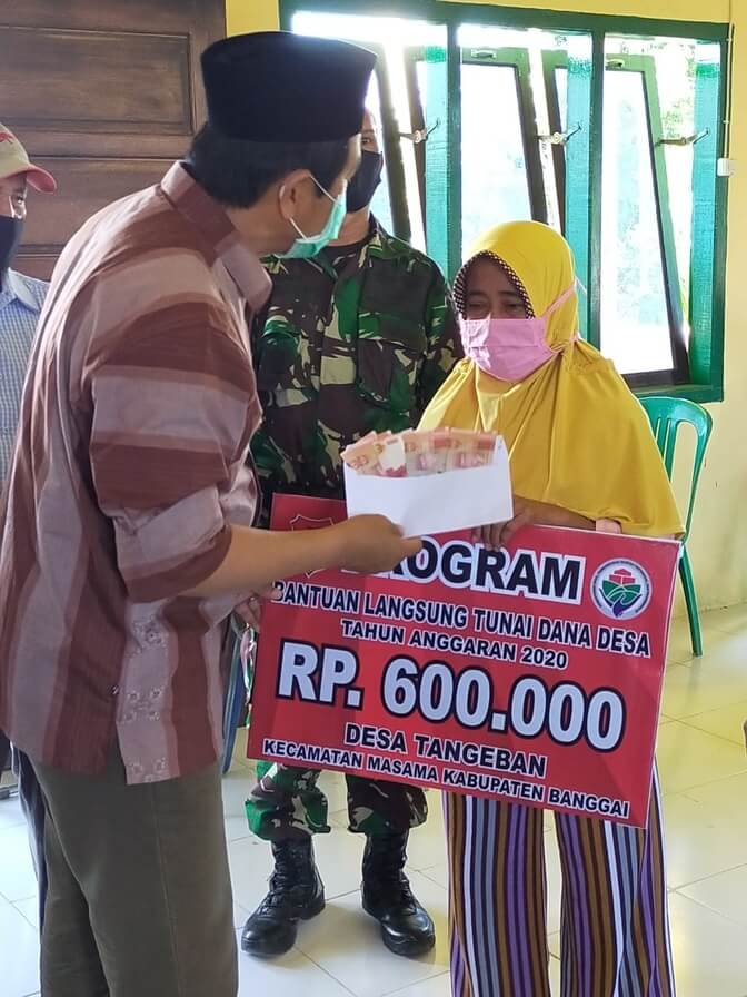 Foto Bupati Banggai H. Herwin Yatim saat menyerahkan langsung Bantuan Langsung Tunai (BLT) dibeberapa Desa di Kecamatan Masama diantaranya, Desa Eteng, Desa Cemerlang, Desa Taugi, dan Desa Tangeban, Jumat (22/5/2020). Foto : Humas Pemkab Banggai