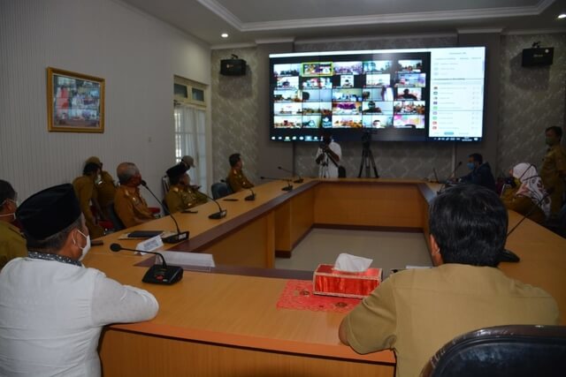 Foto Bupati Banggai H. Herwin Yatim saat menggelar silaturahmi dan rapat covid-19 secara Virtual, Selasa, (26/5/2020). Foto : Humas Pemkab Banggai