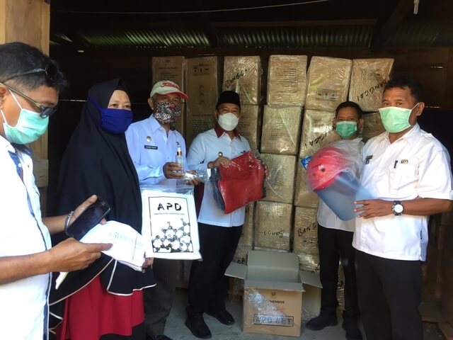 Foto Wakil Bupati Banggai H. Mustar Labolo saat memonitoring langsung bantuan Kementerian Sosial berupa alat pelindung diri (APD), Rabu, (27/5/2020). 