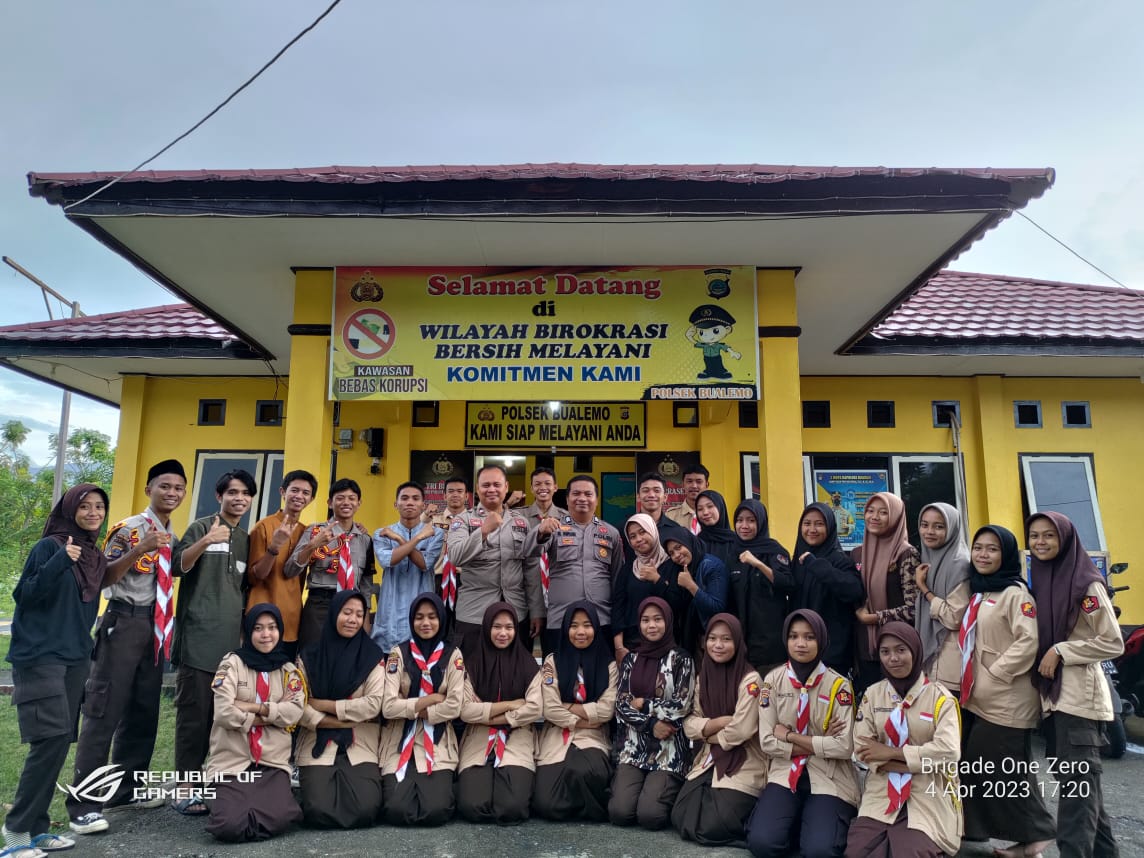 Pramuka Saka Bhayangkara Ranting Polsek Bualemo Bagi-bagi Takjil