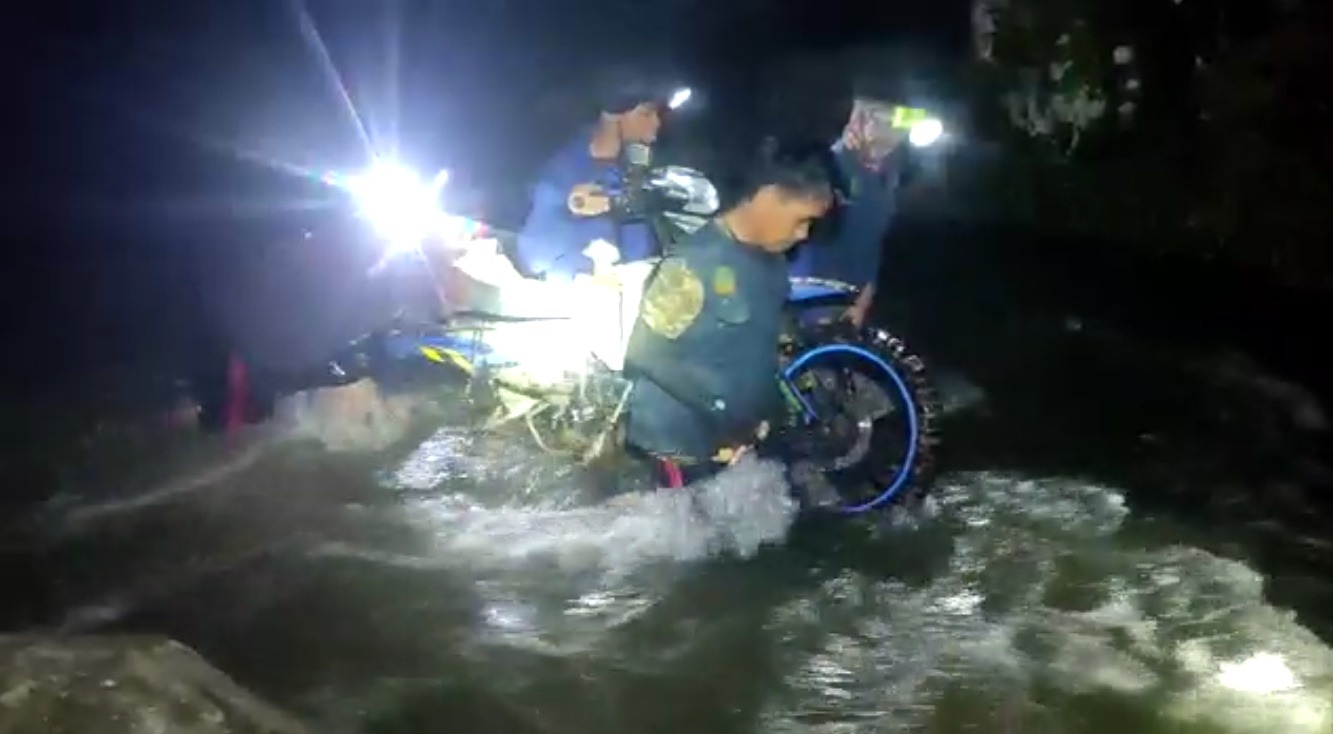 Para Da’i Dewan Dakwah Salurkan Bantuan ke Lambentana