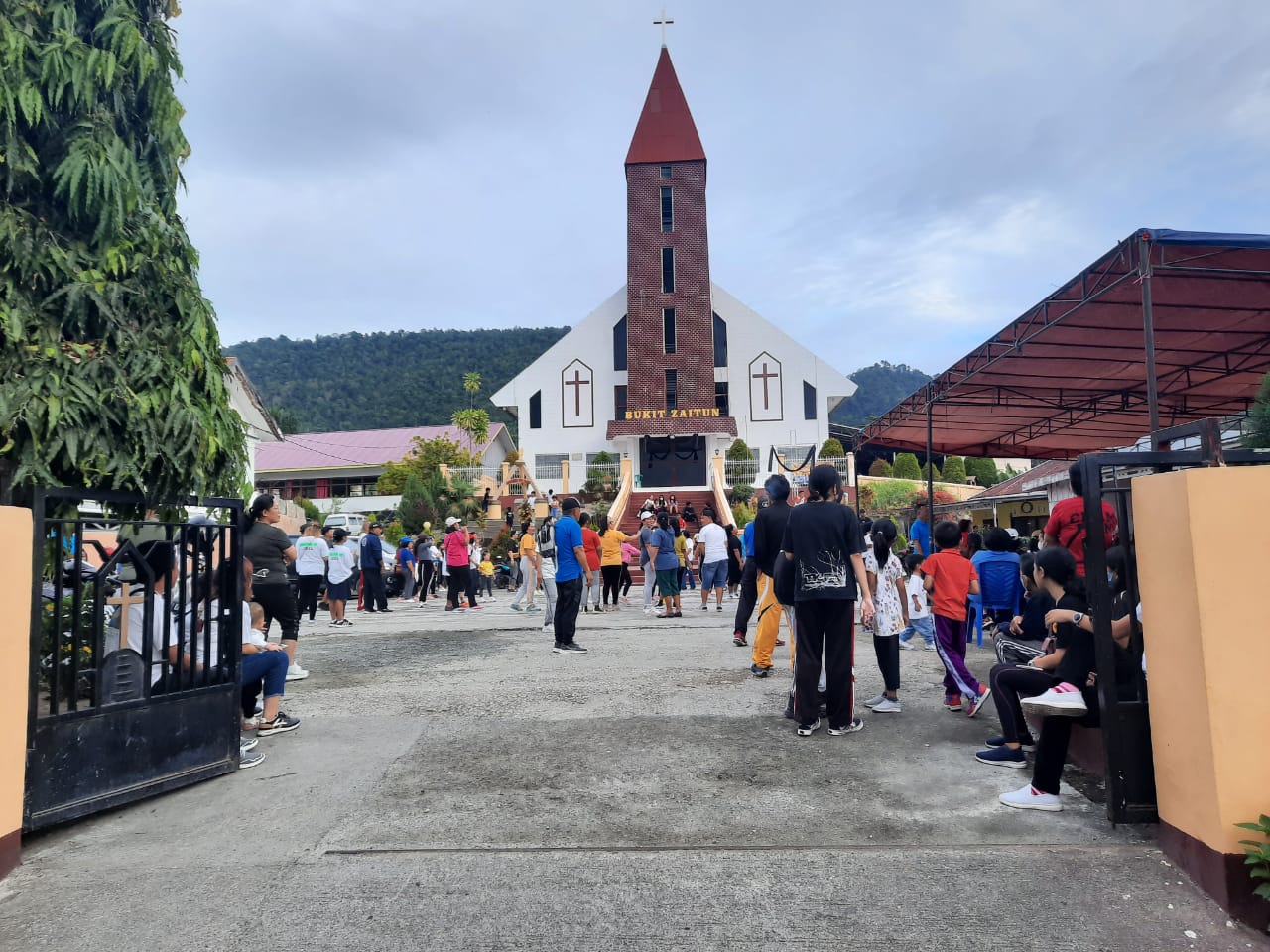 Personil Polsek Luwuk IPTU Jhoniksen Lamahan, SH akmanan jalan sehat Perayaan Paskah Jemaat Bukit Zaitun Luwuk