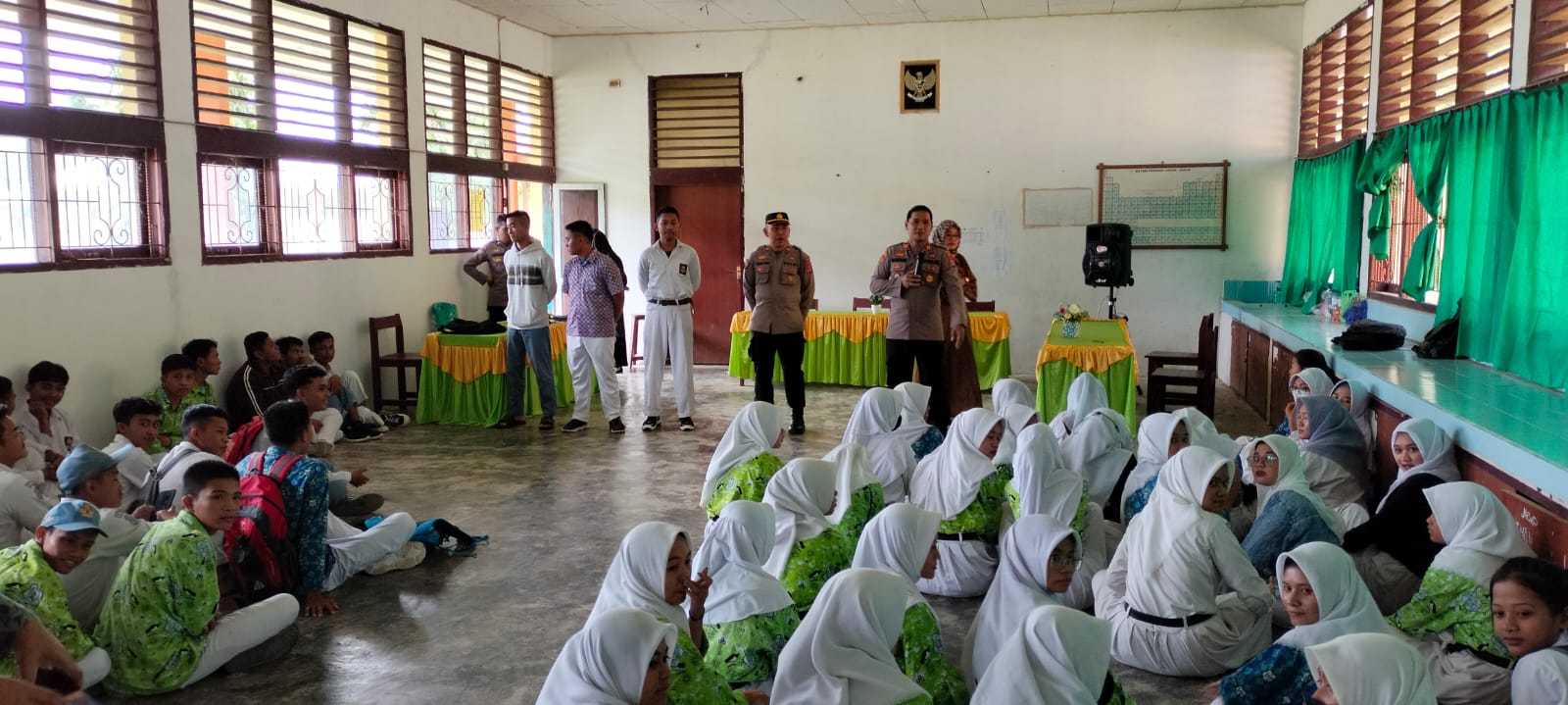 Kapolsek AKP Makmur Sosialisasi Penerimaan Polri di Sekolah SMA Negeri 1 Pagimana
