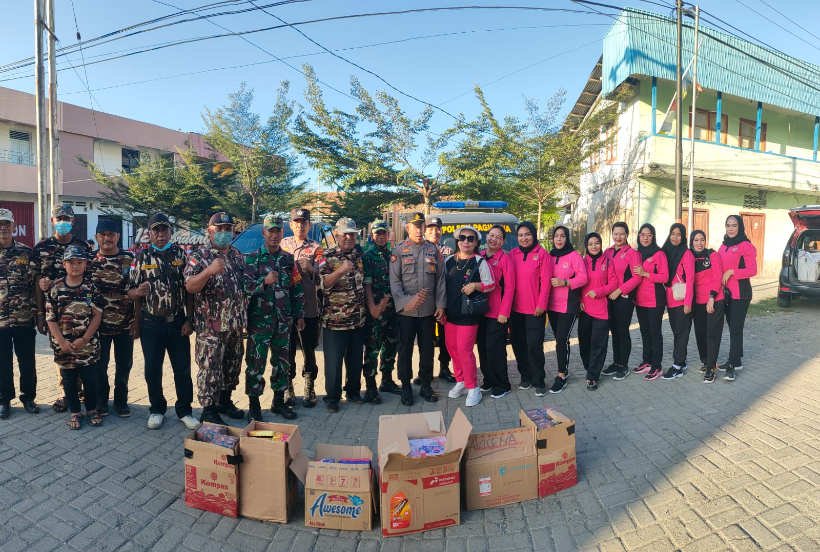 TNI-Polri Gandeng Generasi Muda FKPPI Bagi Takjil di Taman 12 Februari Pagimana