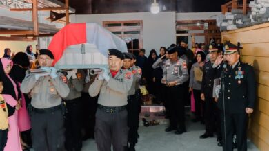 Wakapolres Banggai Pimpin Upacara Pemakaman Personelnya Almarhum Aipda Salman