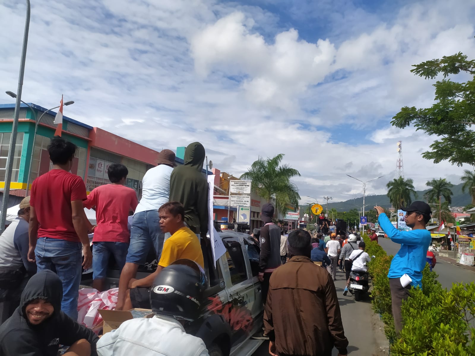 Ribuan buruh TKBM Teluk Lalong lakukan aksi demonstrasi menolak pemindahan aktivitas bongkar muat peti kemas ke Pelabuhan Tangkian (24/8/2023). Foto : Ihsan Laidi