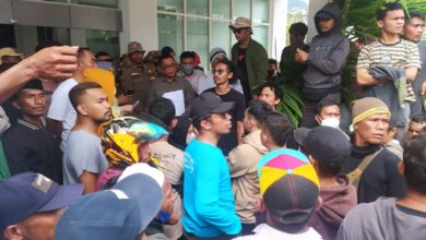 Ribuan Buruh TKBM Teluk Lalong & Mahasiswa Sambangi Kantor DPRD Banggai : Tolak Pemindahan Aktivitas Bongkar Muat Peti Kemas